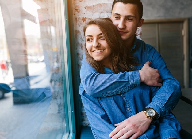 Jeune couple amoureux