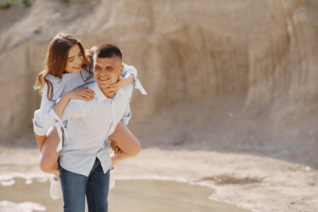 Jeune couple amoureux