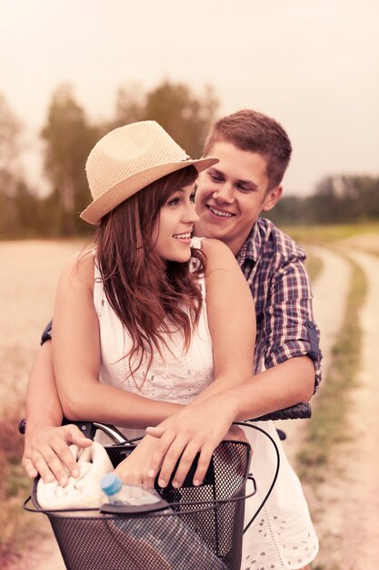 Jeune couple, amusant, sur, vélo