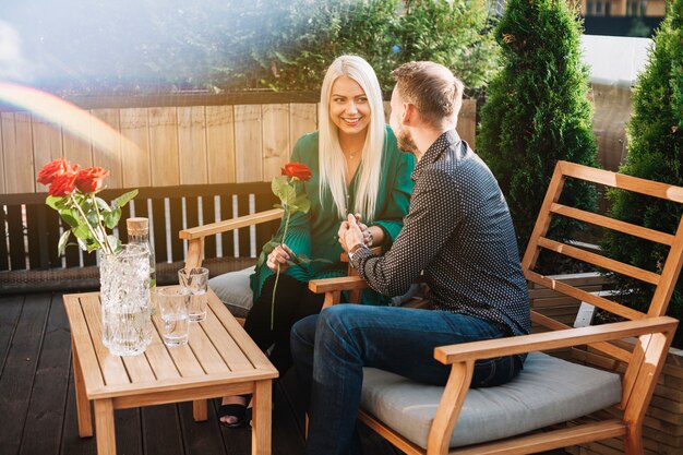 Jeune couple appréciant le temps au restaurant