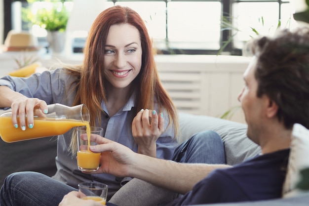 Jeune couple appréciant le temps ensemble à la maison