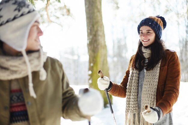 Jeune couple, apprécier, ski