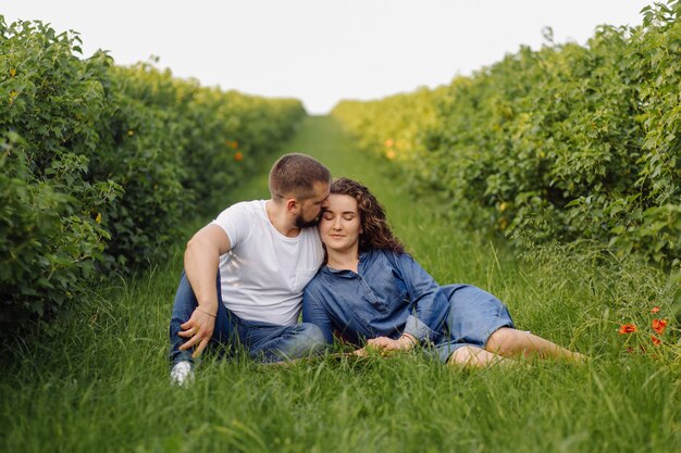 Jeune couple assis sur l'herbe et se détendre