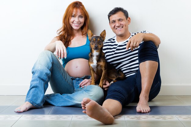 Un jeune couple attend un bébé. Isolé sur blanc.