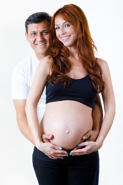 Un jeune couple attend un bébé. Isolé sur blanc.