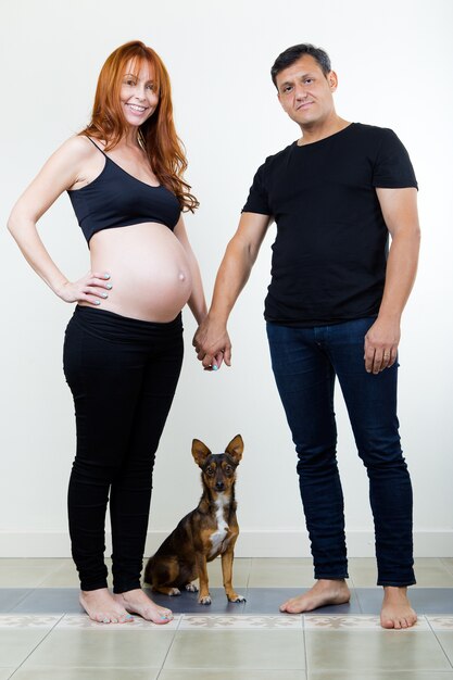 Un jeune couple attend un bébé. Isolé sur blanc.