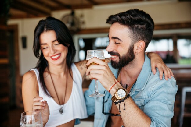 Jeune couple au bar