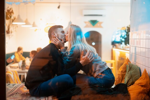 Jeune couple au café avec un intérieur élégant