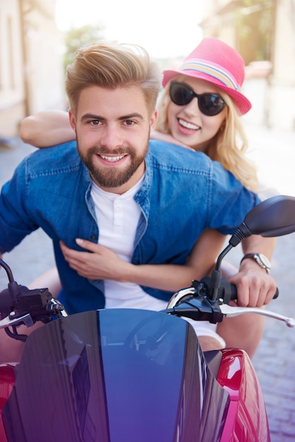 Jeune couple au cours de la conduite d'un scooter