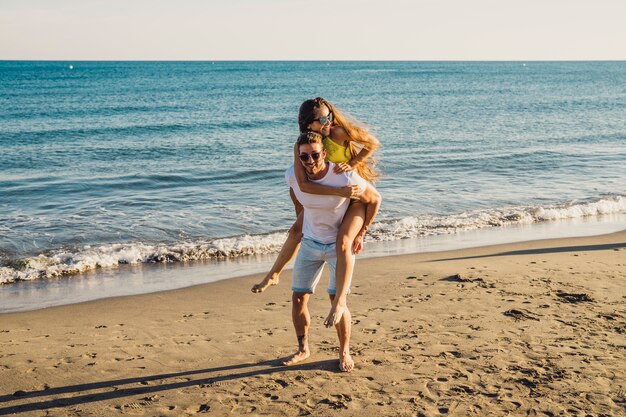 Jeune couple au rivage