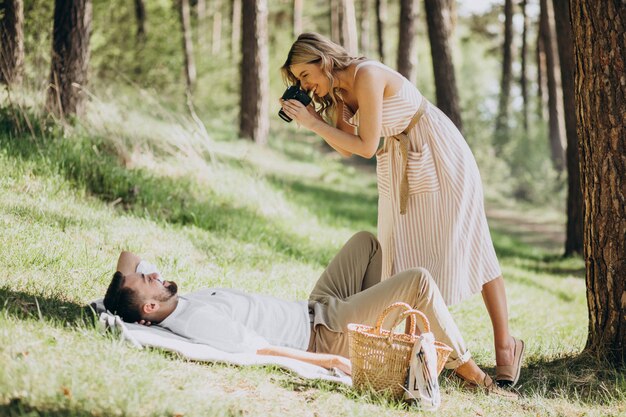 Jeune couple, avoir pique-nique, dans, les, forêt