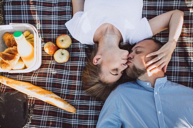 Jeune couple, avoir pique-nique, dans parc