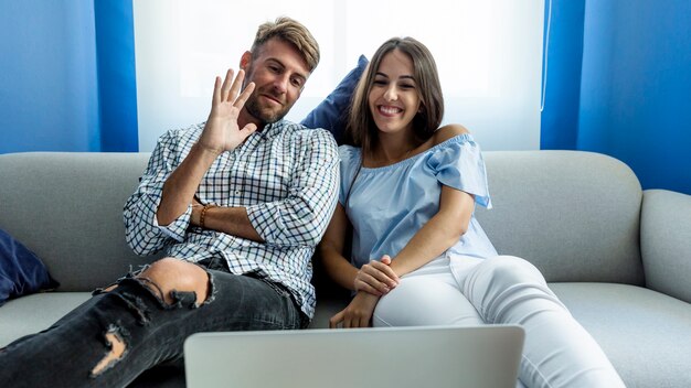 Jeune couple ayant une vidéoconférence