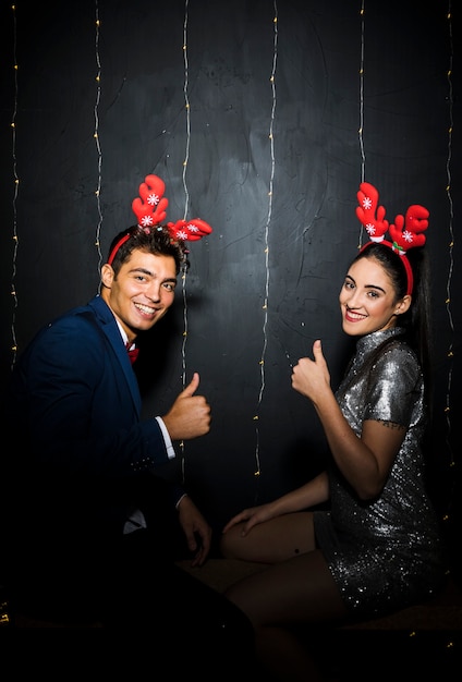 Jeune couple avec bandeaux en bois de cerf rouge