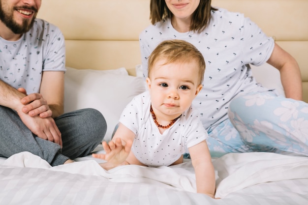 Jeune couple avec bébé le matin