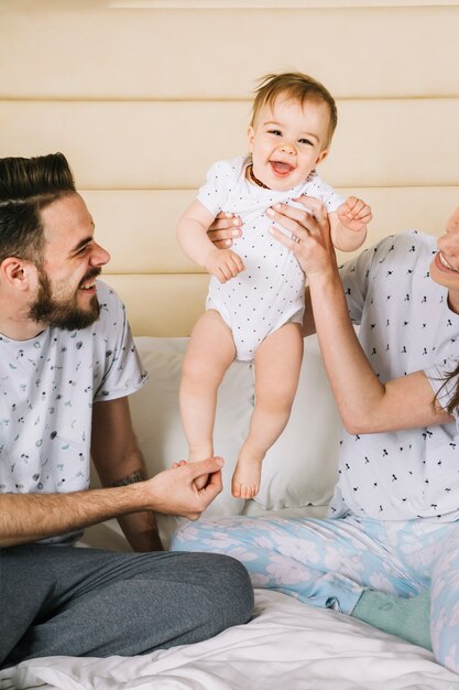 Couple Avec Bebe Au Lit Photo Gratuite