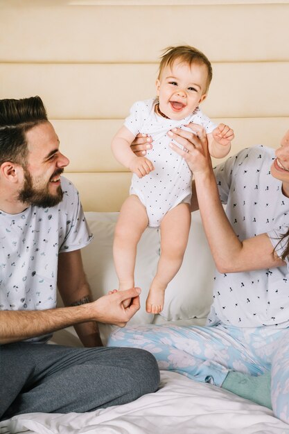 Jeune couple avec bébé le matin