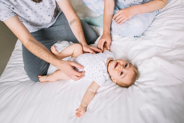 Photo gratuite jeune couple avec bébé le matin