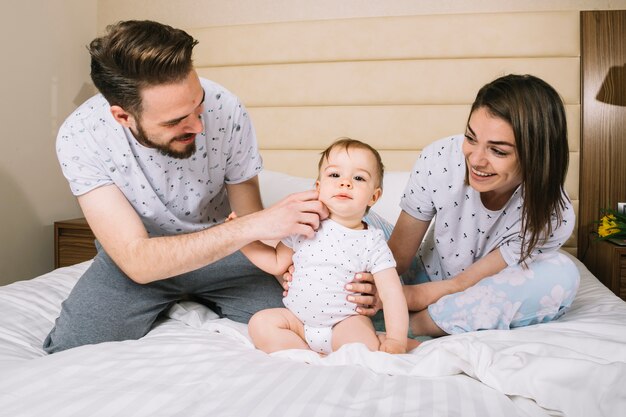 Jeune couple avec bébé le matin