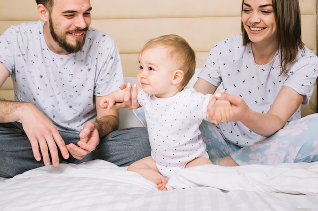 Photo gratuite jeune couple avec bébé le matin