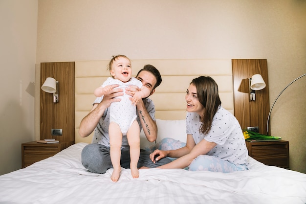 Jeune couple avec bébé le matin