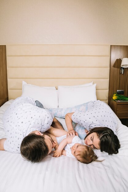 Jeune couple avec bébé le matin