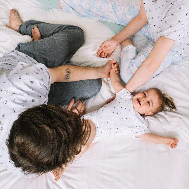 Jeune couple avec bébé le matin