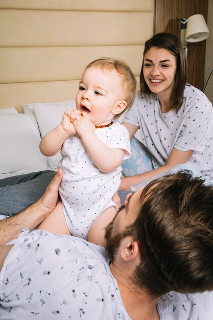 Jeune couple avec bébé le matin