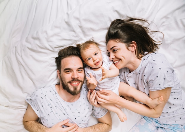 Jeune couple avec bébé le matin