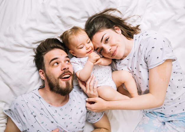 Jeune couple avec bébé le matin