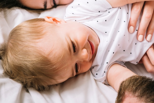 Photo gratuite jeune couple avec bébé le matin