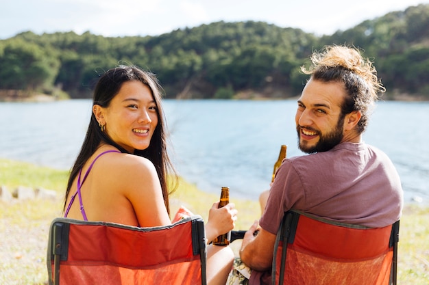 Jeune Couple, Boire Bière, Sur, Banque