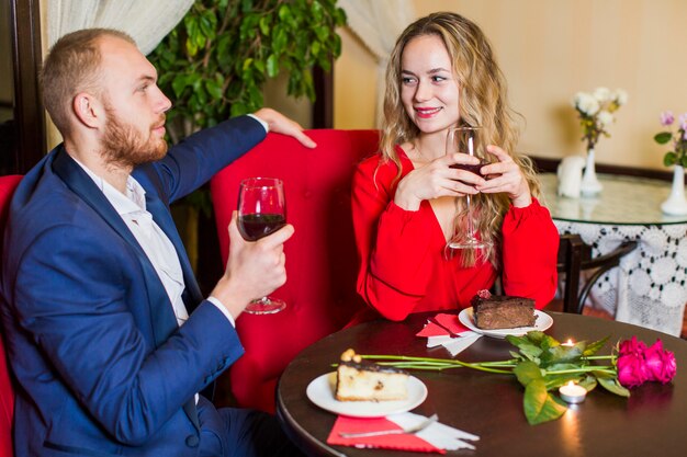 Jeune couple, boire vin, table, à, restaurant