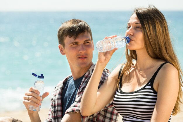 Jeune couple boit de l&#39;eau