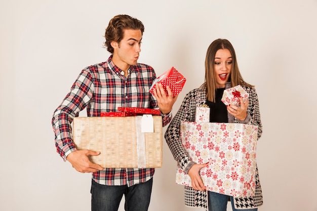 Photo gratuite jeune couple avec des cadeaux