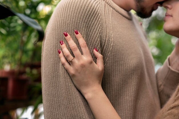 Jeune couple célébrant les fiançailles