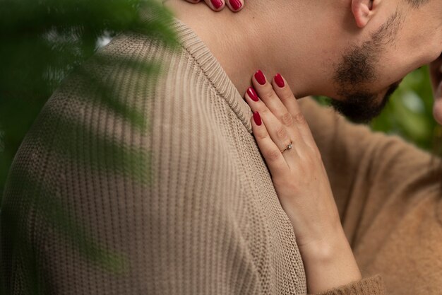 Jeune couple célébrant les fiançailles