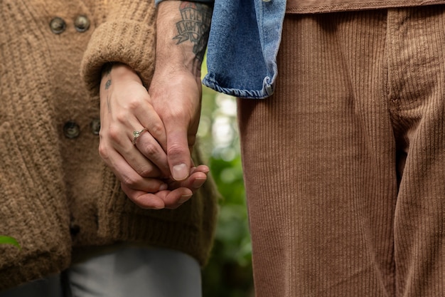 Jeune couple célébrant les fiançailles