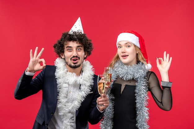 Jeune couple célébrant juste l'amour de Noël du nouvel an