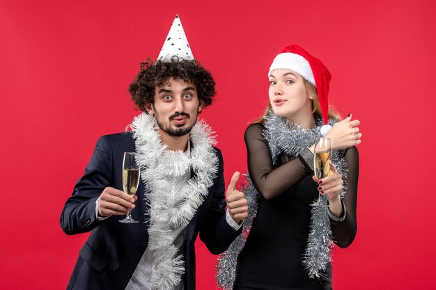 Jeune couple célébrant juste la fête du nouvel an aime Noël