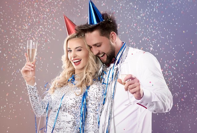 Jeune couple célébrant le nouvel an