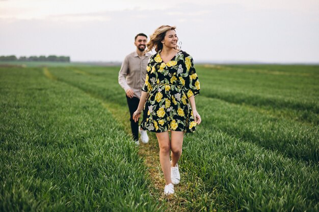 Jeune, couple, champ, vert, herbe