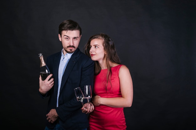 Jeune couple avec champagne à la fête