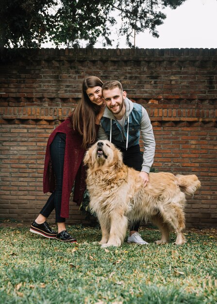 Jeune couple avec chien mignon