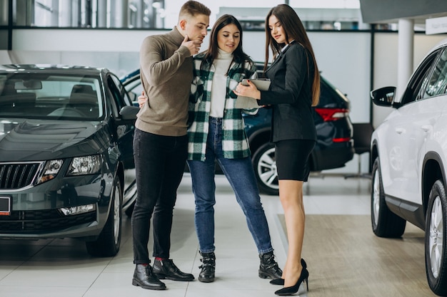 Jeune couple, choisir, a, voiture, dans, a, exposition voiture, salle