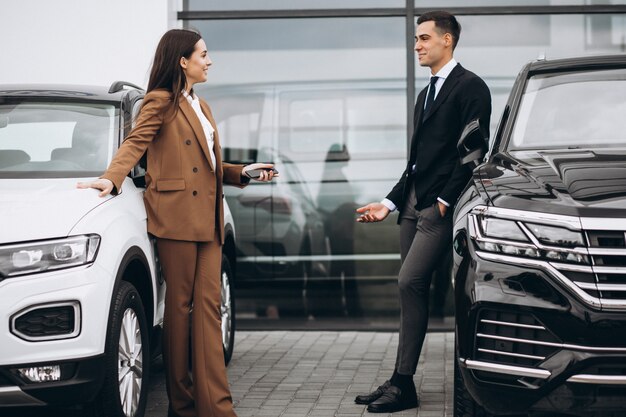 Jeune, couple, choisir, voiture, voiture, salle exposition