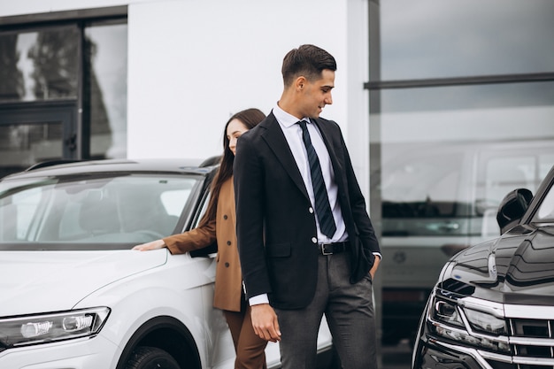 Jeune, couple, choisir, voiture, voiture, salle exposition