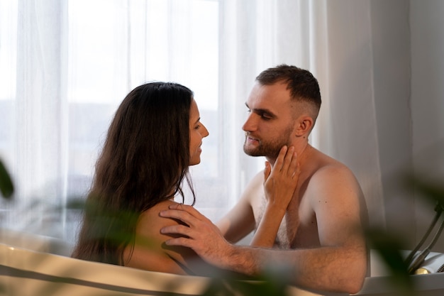 Jeune couple cisaillant leurs moments d'intimité