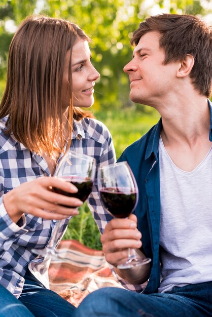 Jeune couple, cliquetis, verres vin, dehors