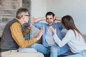 Photo gratuite jeune couple en colère après une séance de thérapie avec un psychologue familial